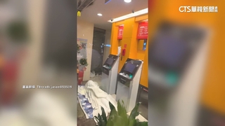 誇張！男鎖ATM打地舖呼呼大睡　警簽巡不得其門而入