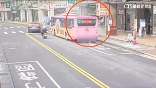 驚！　電動公車突竄濃煙　司機急停路邊疏散10乘客