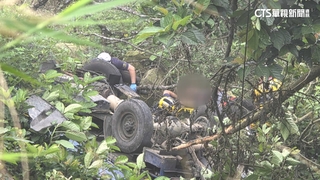 山路蜿蜒「小貨車跌落20米邊坡」　駕駛一度受困車內