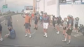 勇虎戰車故障零件噴飛　釀單車騎士慘摔6傷