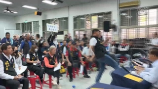 傅崐萁辦「重建座談會」　災民被擋門外　議長張峻衝會場踹桌：欺負光復人？