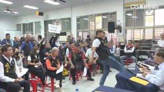 「重建座談」爆衝突　議長張峻轟沒受邀.狠踢傅崐萁桌