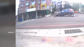 悚！　休旅車突「倒退嚕」　2重機騎士遭撞.多處擦傷