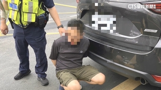 駕駛持毒遭攔查心虛　硬關車門想逃！　夾傷1警