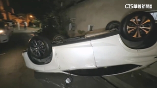 窄巷內自撞「離奇翻車」　駕駛自行脫困揪酒駕