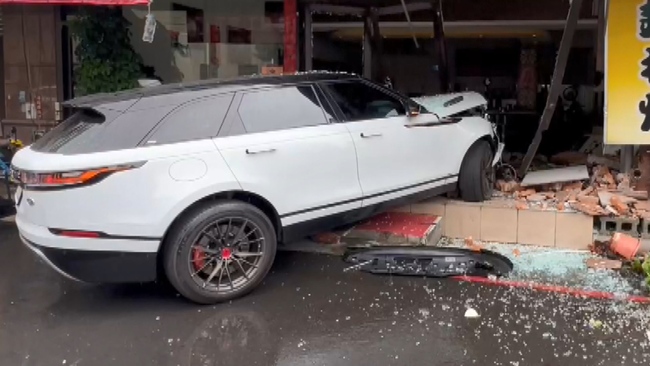 台中詭車禍！駕駛自撞亡「遭利刃割脖」　檢排除他殺 | 華視新聞