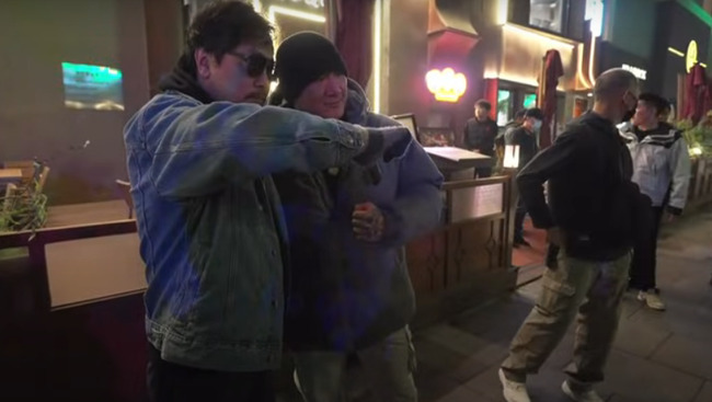 北京墨鏡男合照突喊「一邊一國」　館長尷尬笑兩聲 | 華視新聞