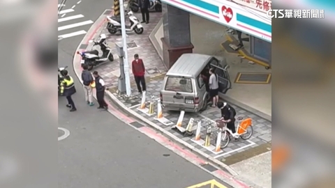 【台語新聞】蘆洲超商遭撞!「小貨車直衝」 駕駛:吃感冒藥恍神