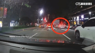 上班灌5罐啤酒！　囂張酒駕男拒檢「撞倒警機車」