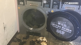 烘乾機起火！　民眾驚見自助洗衣店　起火竄白煙