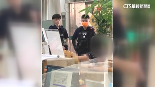 疑存款少4千！婦持利器衝銀行　警察到場安撫