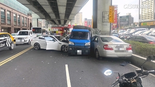 新北大道連環撞！　肇事駕駛疑涉毒駕　車上搜出K他命