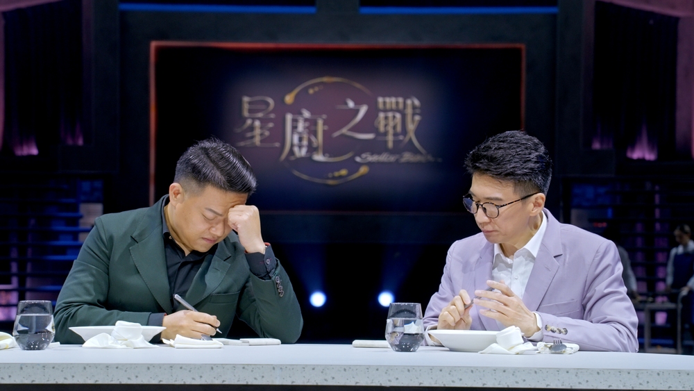 何順凱(左起)與吳東璿仔細評分