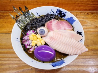 萬聖節來了！吃拉麵有「爆漿眼珠」會噴汁　限量30碗