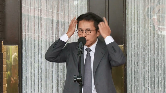 被詹凌瑀指「禿頭、戴髮片」　黃國昌「撥秀髮」：這烏黑的亮髮是髮片？ | 華視新聞