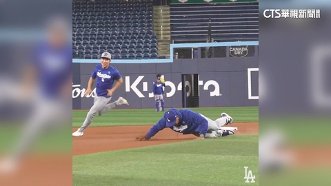 製造歡樂? 道奇總教練慘摔 金慧成大笑.Freeman揶揄