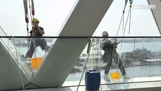 高流中心迎四週年！　「蜘蛛人」吊60公尺高空清洗外牆