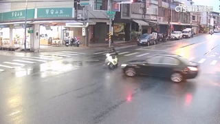 疑闖紅燈撞上汽車！　騎士噴飛1層樓高重摔送醫