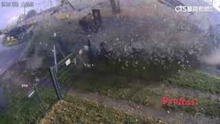 荷蘭小鎮發生平交道事故　火車撞卡車噴飛一地梨