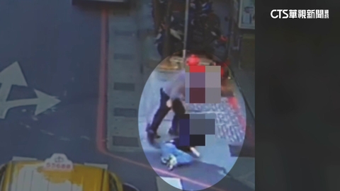 街頭攻擊！女遭噴辣椒水.毆打拖行　20萬金鍊被搶