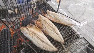 台灣「尚青」！鯖魚美食夯湧人潮　民眾搶吃現烤魚