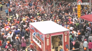 「粉紅超跑」吸人潮.道路人山人海　新北人：難得一見