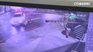 轎車左轉撞直行車　女騎士等紅燈無辜遭波及命危