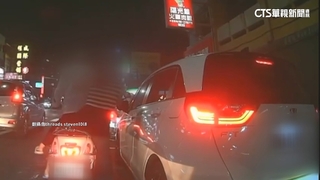 誇張！　大馬路「騎士暴打車窗」　疑遭噴辣椒水　警依法究辦