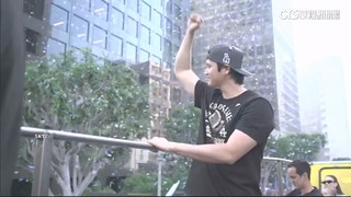 道奇封王遊行！　大谷甜摟愛妻　霸氣喊：準備三連霸