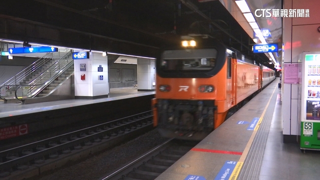 考題「趴鐵軌聽聲音確認火車到達」引網議論　台鐵小編嚇瘋：拜託千萬不要 | 華視新聞