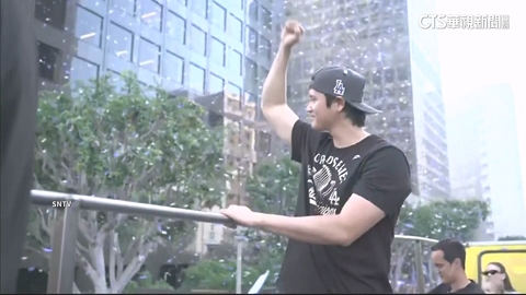 【台語新聞】道奇封王遊行! 大谷甜摟愛妻 霸氣喊:準備三連霸