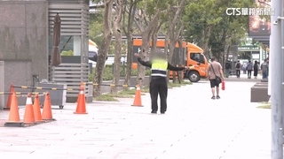 保全擋行人讓車　交通大隊：道路範圍須禮讓行人