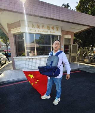 中國男持五星旗、金門縣府前撒「統一台灣」傳單　下午遭驅逐出境