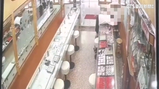 拿假戒指變賣偷50萬金項鍊　竊賊剛踏出店「下場慘了」