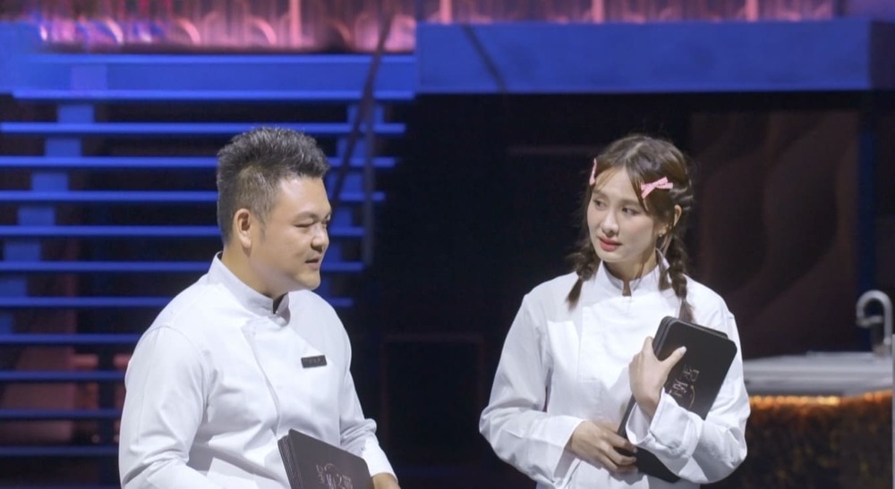 主廚陳勇孝(左起)、安心亞。勇孝主廚曾認安心亞是雷隊友