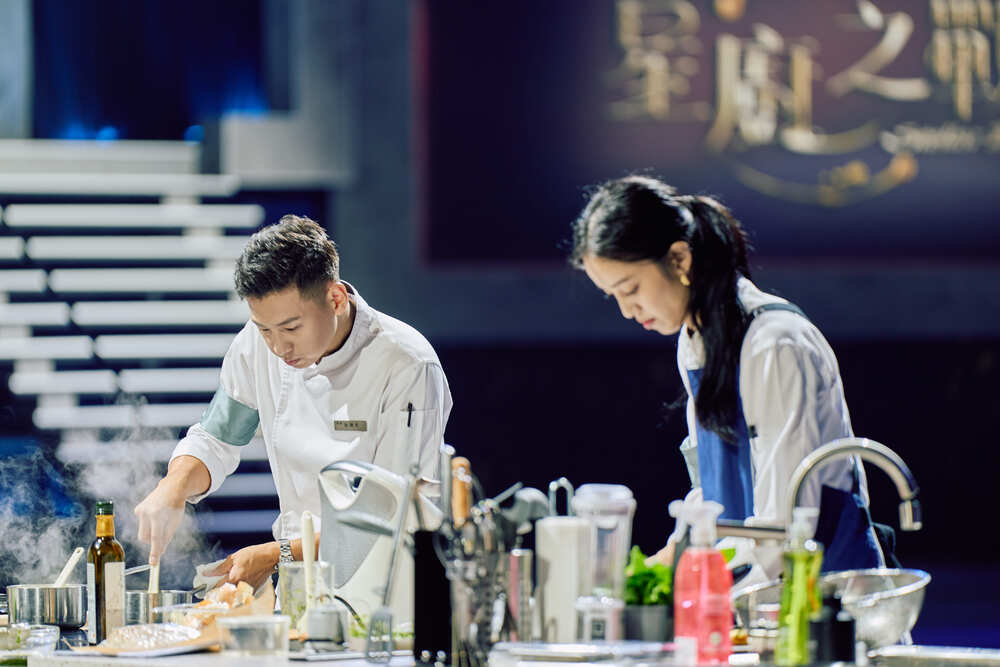 主廚施捷夫(左起)、陳庭妮。陳庭妮竟對濺血意外毫不知情