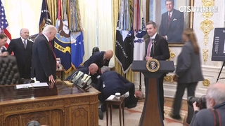 川普白宮記者會插曲　與會人士突暈倒引騷動