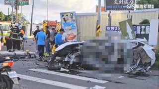 驚悚影曝！特斯拉「飆撞」水泥車波及機車　1死7傷