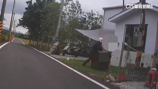 通緝犯利器襲警爆扭打　趁亂「躲進車」婦嚇逃