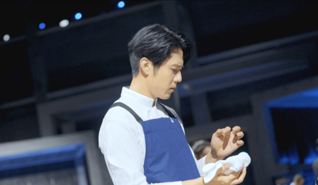 《星廚之戰》驚傳胡宇威分神「血光意外」！ 妻陳庭妮賽中暖心餵食 | 華視新聞