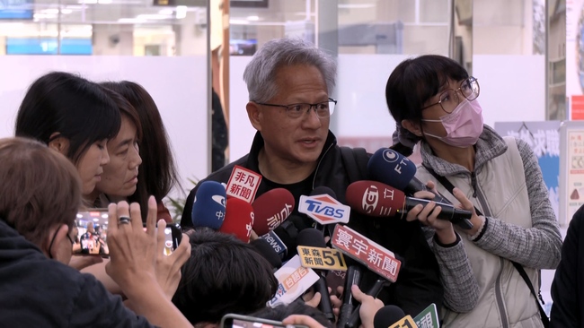 黃仁勳搭機抵台南！行程緊湊沒空逛夜市　曝「旅行3周想念狗狗」 | 華視新聞