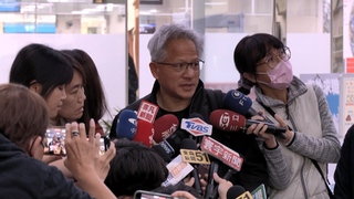 黃仁勳搭機抵台南！行程緊湊沒空逛夜市　曝「旅行3周想念狗狗」