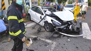 不熟操作？　特斯拉高速追撞水泥車　1家4口墾丁慶生釀悲