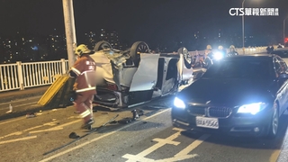 看導航分心自撞！300萬休旅車四輪朝天　6傷送醫
