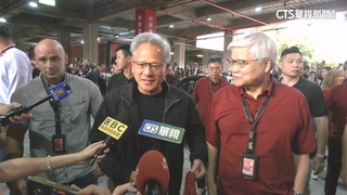 黃仁勳赴台積電運動會　嗨喊「我也是你們的家人」