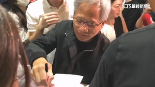 黃仁勳快閃台南！偕魏哲家啖牛肉爐　粉絲搶要簽名