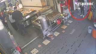 自助餐煎台遭投擲洗衣球冒煙險起火　業者氣炸報警