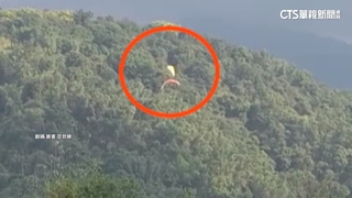 兩飛行傘空中相撞傘繩纏繞驚險掉落　幸無傷亡