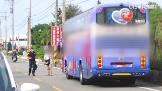 遊覽車載客賞新社花海　跨雙黃線擦撞機車情侶摔傷