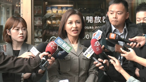 搶頭香登記參選高雄市長　邱議瑩喊「我準備好了」：延續高雄榮光